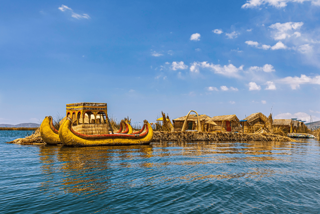 Islas flotantes de los Uros en el Lago Titicaca, Perú.