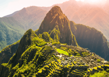 Machu Picchu rodeado de montañas en Perú.