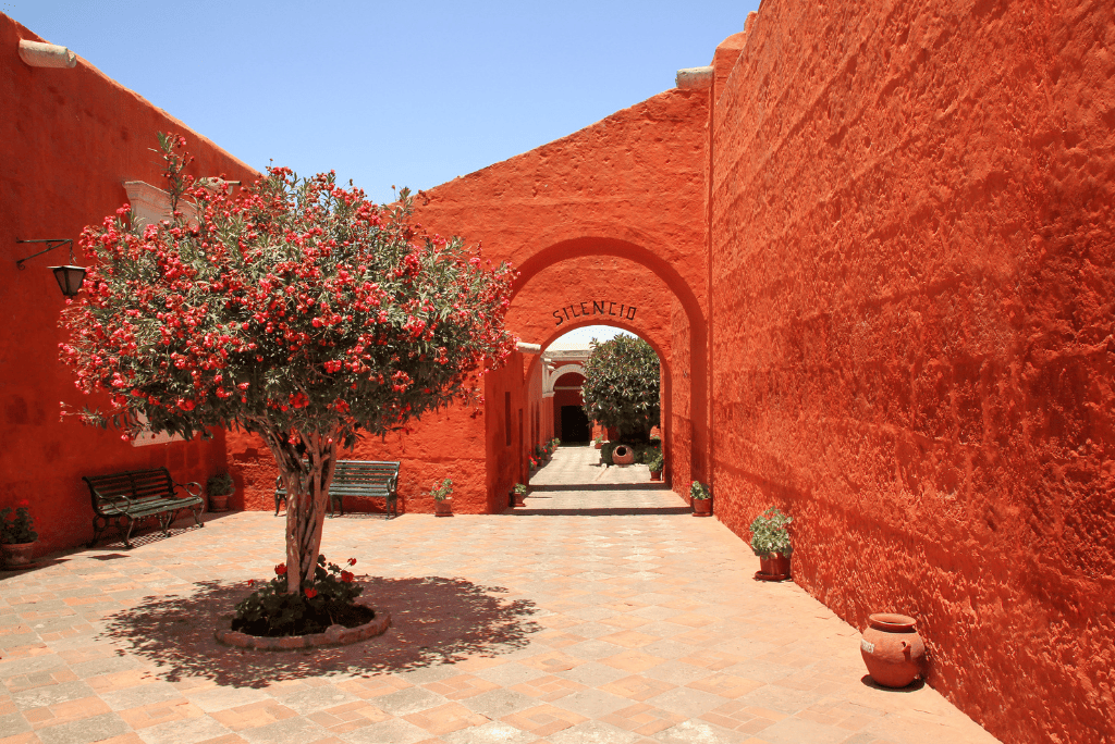 Patio en el Monasterio de Santa Catalina, Arequipa, Perú