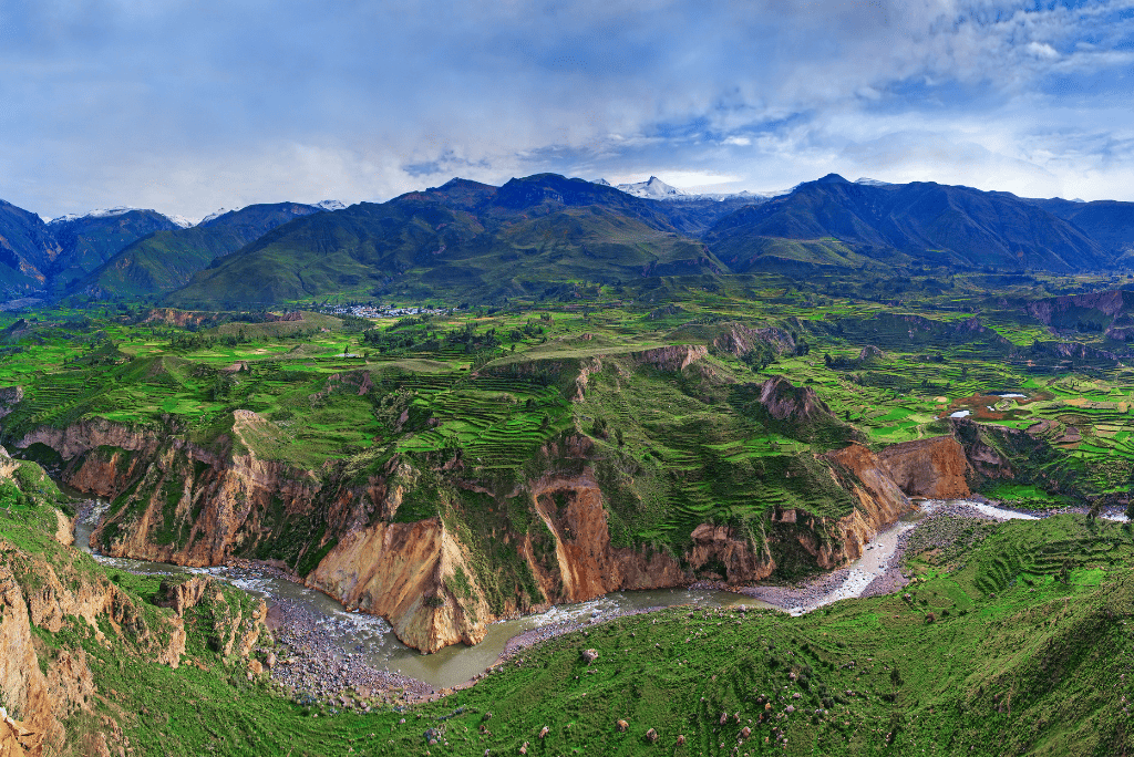 Vista panorámica del Cañón del Colca en Perú.