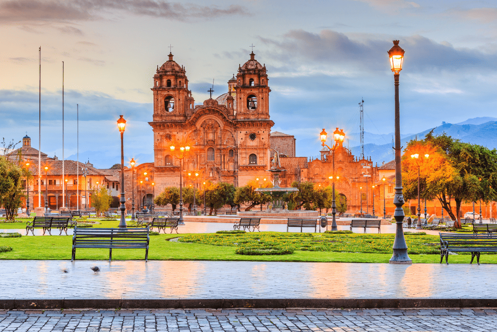 Plaza de Armas de Cusco al atardecer, Perú.