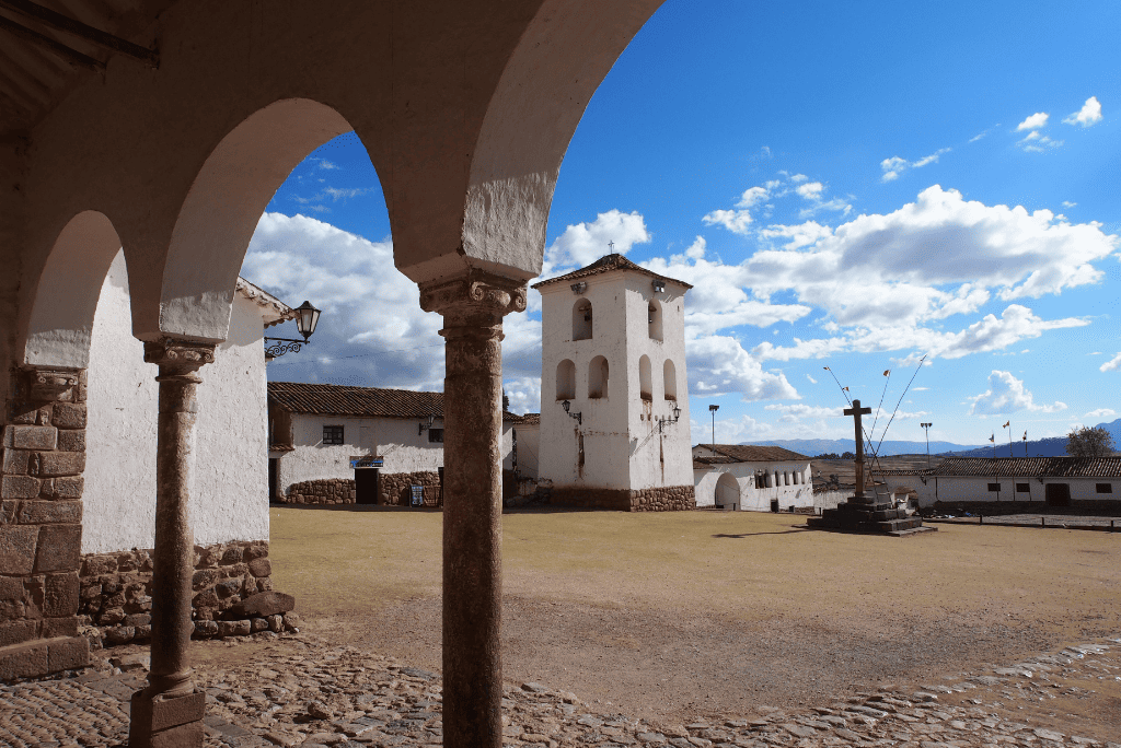 Iglesia colonial de Chinchero en el Valle Sagrado, Perú.