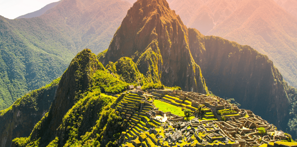 Machu Picchu rodeado de montañas en Perú.