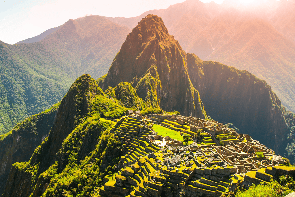 Machu Picchu rodeado de montañas en Perú.